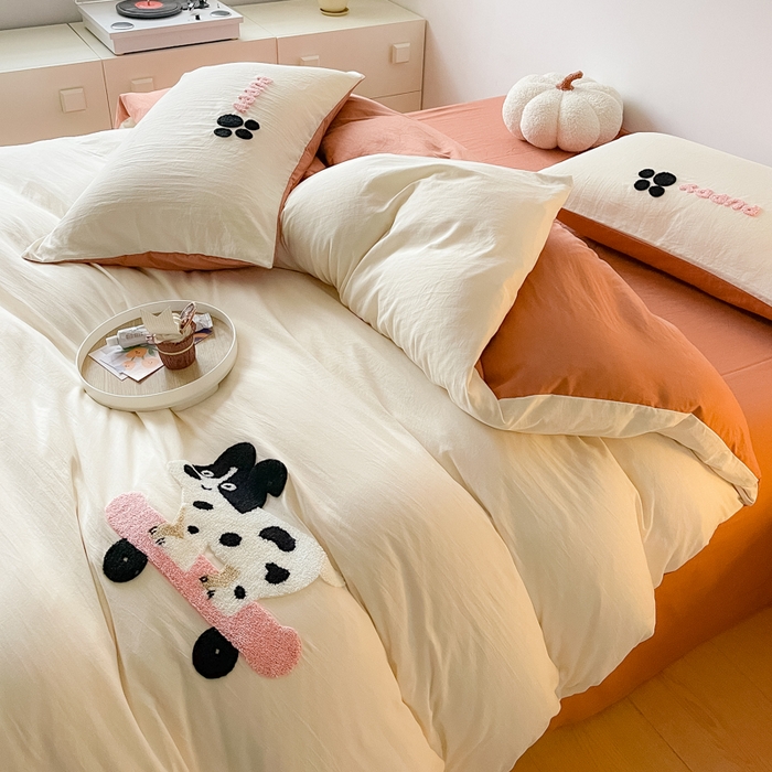 91家纺网 家纺一手货源 找家纺 宜家坊 2025新款卡通水洗棉毛巾绣四件套 滑板狗-米白配咖