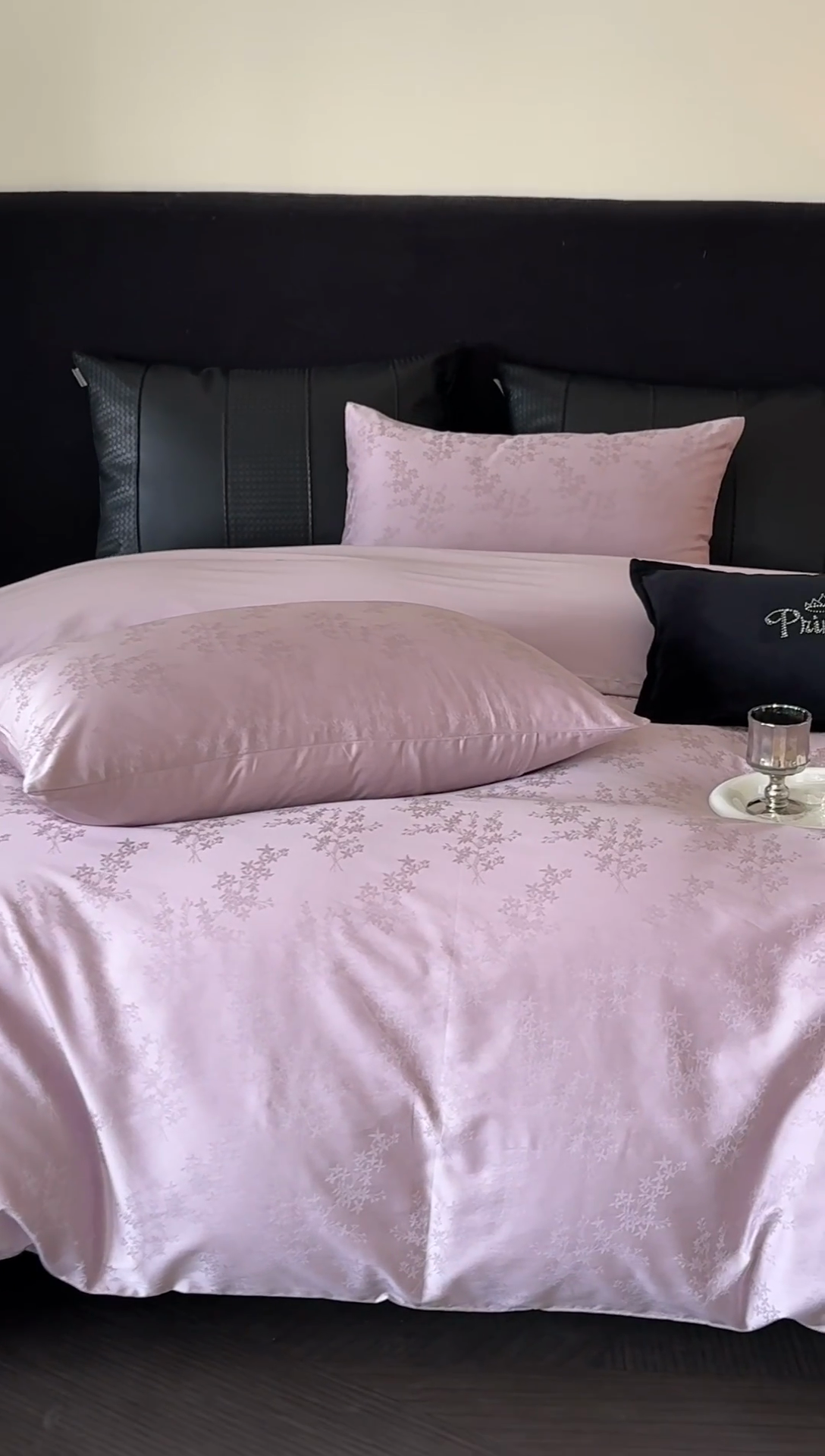 91家纺网 家纺一手货源 找家纺 立奥被业 2025新款60支全棉贡缎提花四件套 芊芊紫