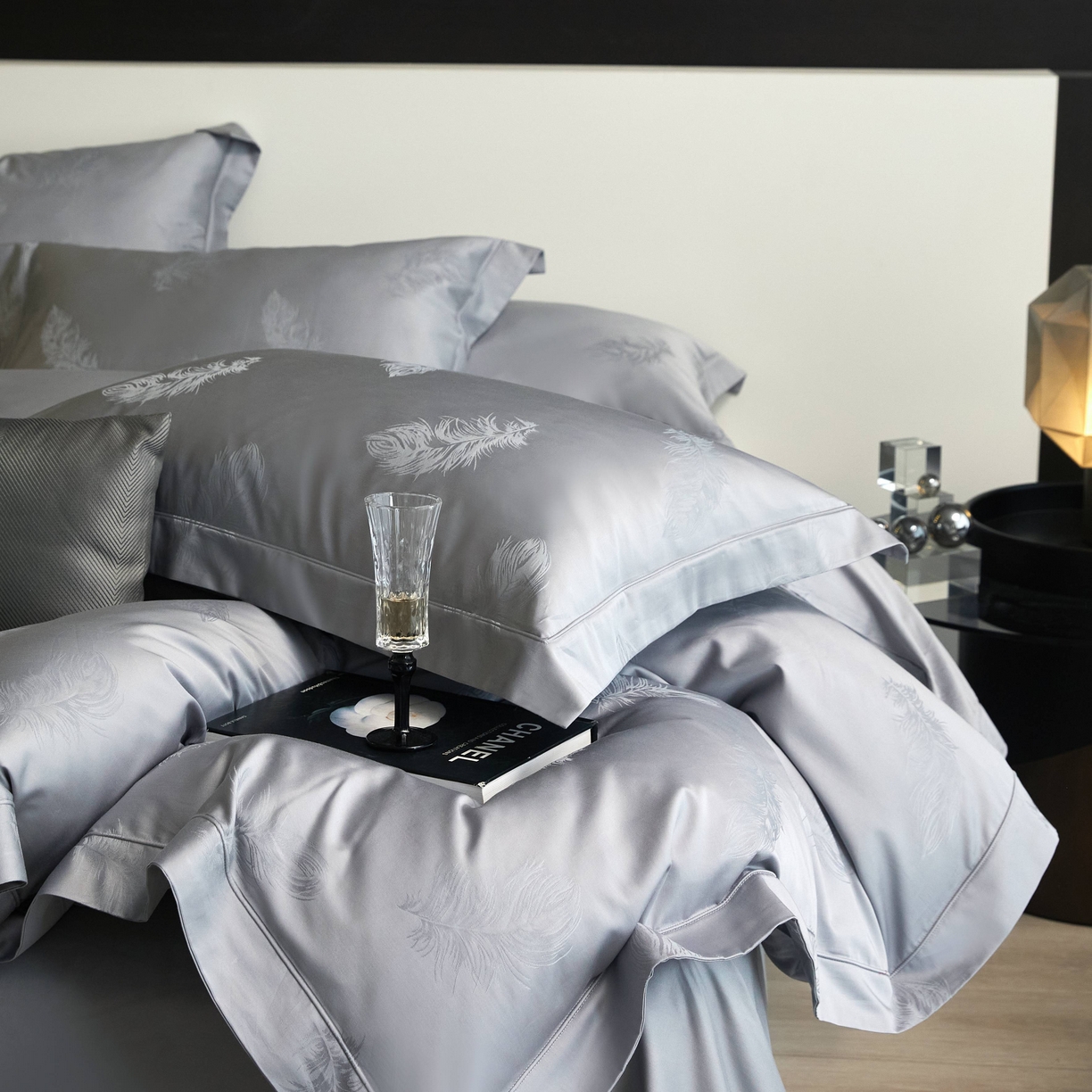 91家纺网 家纺一手货源 找家纺 榻尚家居 2025春夏新款长绒棉全棉纯棉贡缎提花手工立体埋绳工艺四件套 飘羽（高级灰）