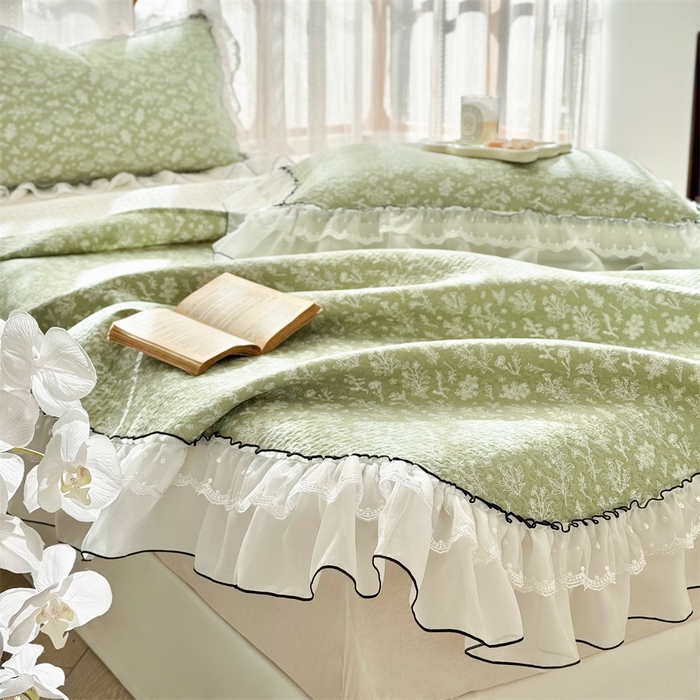 91家纺网 家纺一手货源 找家纺 金喜 2025新款韩版木棉印花小清新床盖双层蕾丝边夹棉床盖-小清新系列 绿风吟