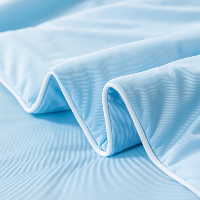 91家纺网 家纺一手货源 找家纺 鑫贝阳 2025春夏新款纯色双拼A类凉感丝夏凉被 纯天空蓝