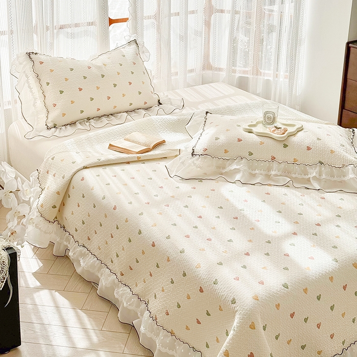 91家纺网 家纺一手货源 找家纺 金喜 2025新款韩版木棉印花小清新床盖双层蕾丝边夹棉床盖-小清新系列 爱心糖