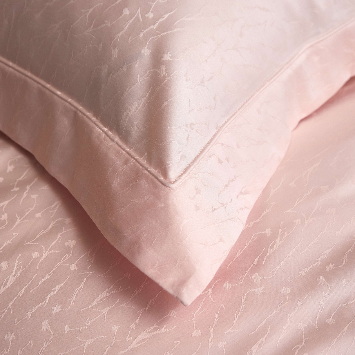 91家纺网 家纺一手货源 找家纺 榻尚家居 2025春夏新款长绒棉全棉纯棉贡缎提花手工立体埋绳工艺四件套 艾克亚（浅粉）