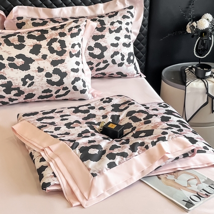 91家纺网 家纺一手货源 找家纺 首尔家纺 2025新款水洗冰丝数码宽边凉感夏被 冰丝-豹纹粉