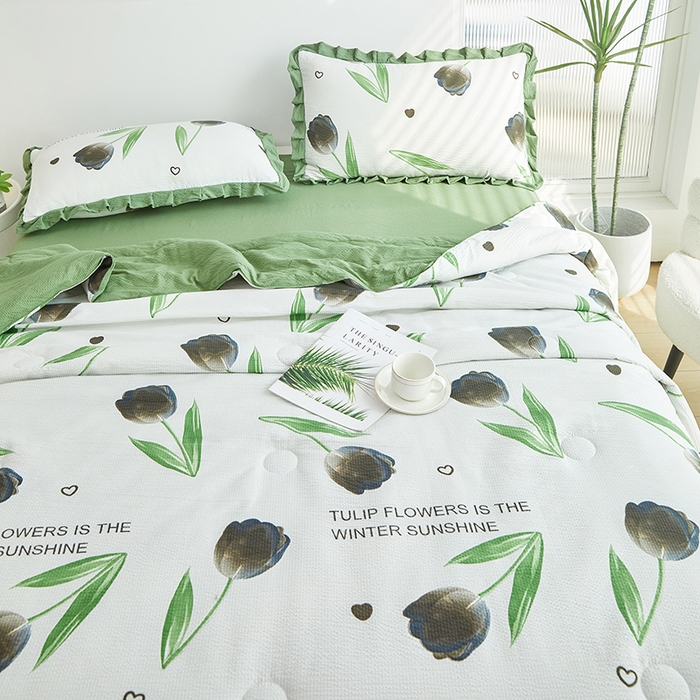 91家纺网 家纺一手货源 找家纺 品乐家纺 2025新款泡泡纱提花花边夏被四件套夏被空调被学生被 梦境花开