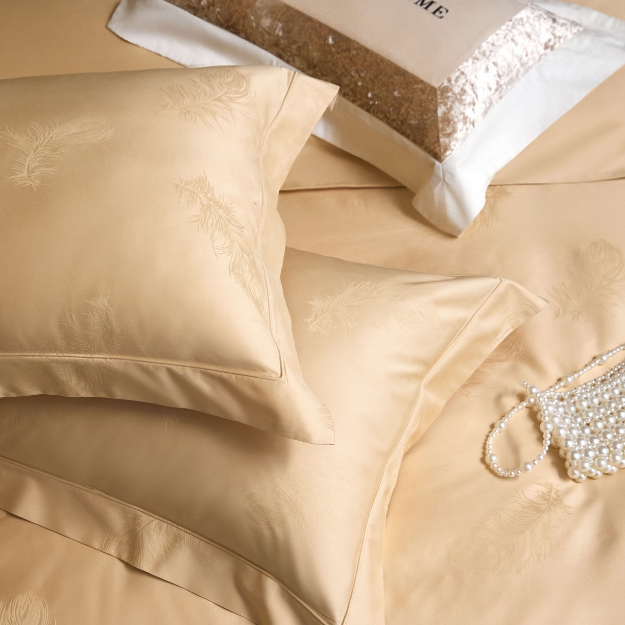 91家纺网 家纺一手货源 找家纺 榻尚家居 2025春夏新款长绒棉全棉纯棉贡缎提花手工立体埋绳工艺四件套 飘羽（香槟金）