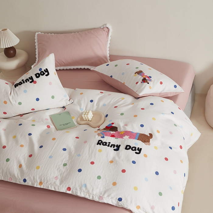 91家纺网 家纺一手货源 找家纺 怡家居 2025新款全棉双层纱可爱卡通毛巾绣四件套 点点小淘气