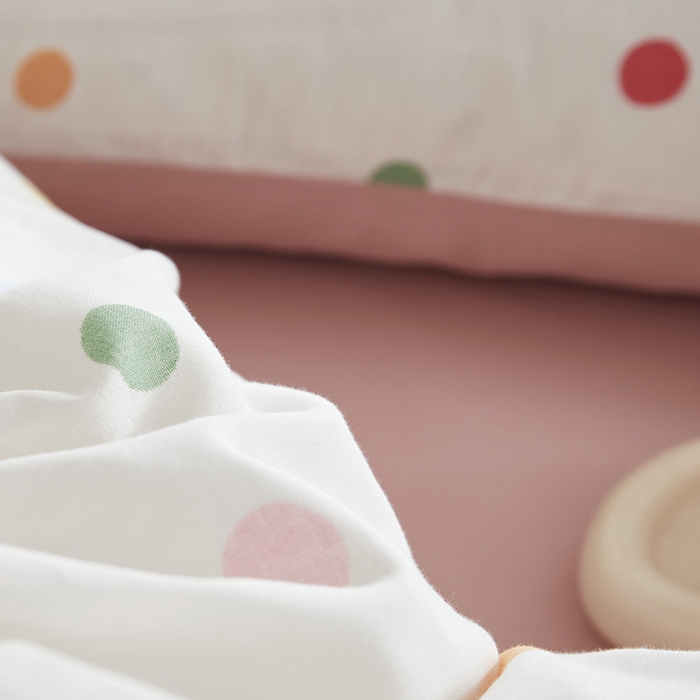 91家纺网 家纺一手货源 找家纺 怡家居 2025新款全棉双层纱可爱卡通毛巾绣四件套 点点小淘气