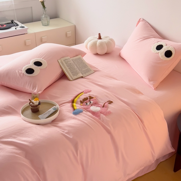 91家纺网 家纺一手货源 找家纺 宜家坊 2025新款卡通水洗棉毛巾绣四件套 彩虹龙粉