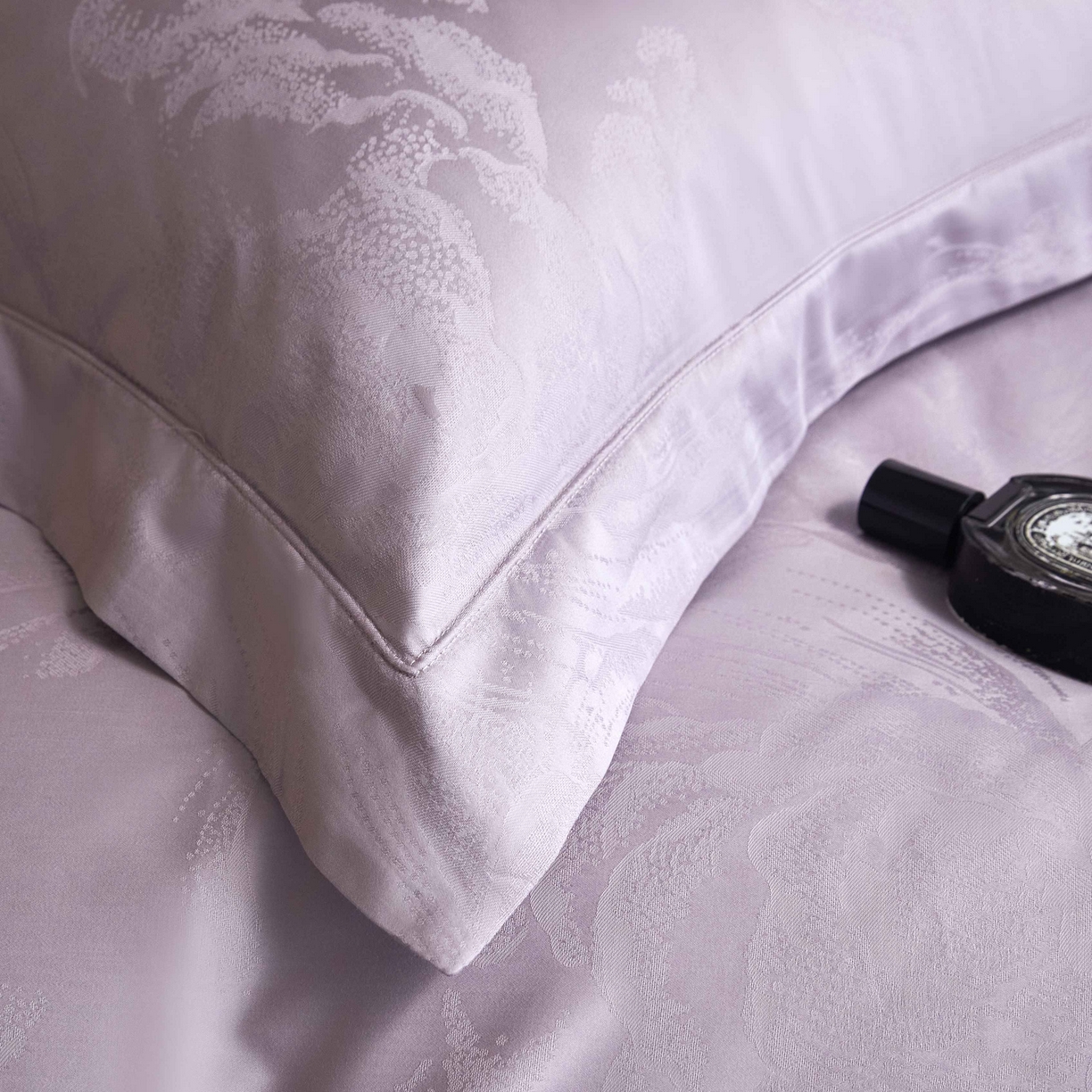 91家纺网 家纺一手货源 找家纺 榻尚家居 2025春夏新款长绒棉全棉纯棉贡缎提花手工立体埋绳工艺四件套 维斯纳（温馨紫）