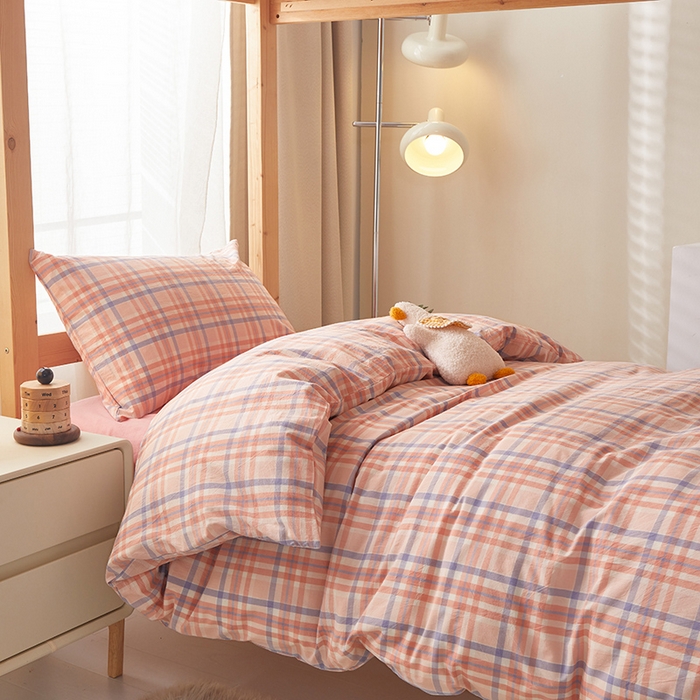 91家纺网 家纺一手货源 找家纺 水洗的故事 2025新款开学季色织水洗棉学生宿舍三件套 恩利尔红