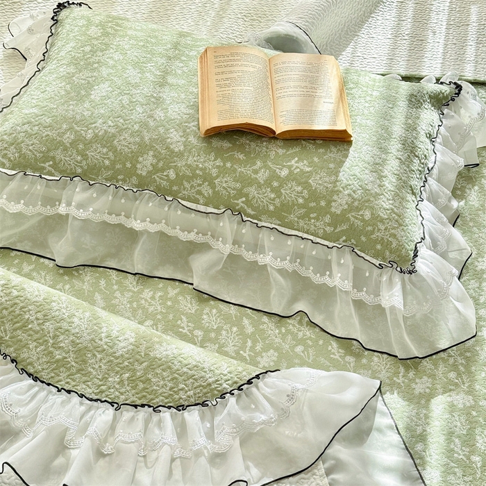 91家纺网 家纺一手货源 找家纺 金喜 2025新款韩版木棉印花小清新床盖双层蕾丝边夹棉床盖-小清新系列 绿风吟