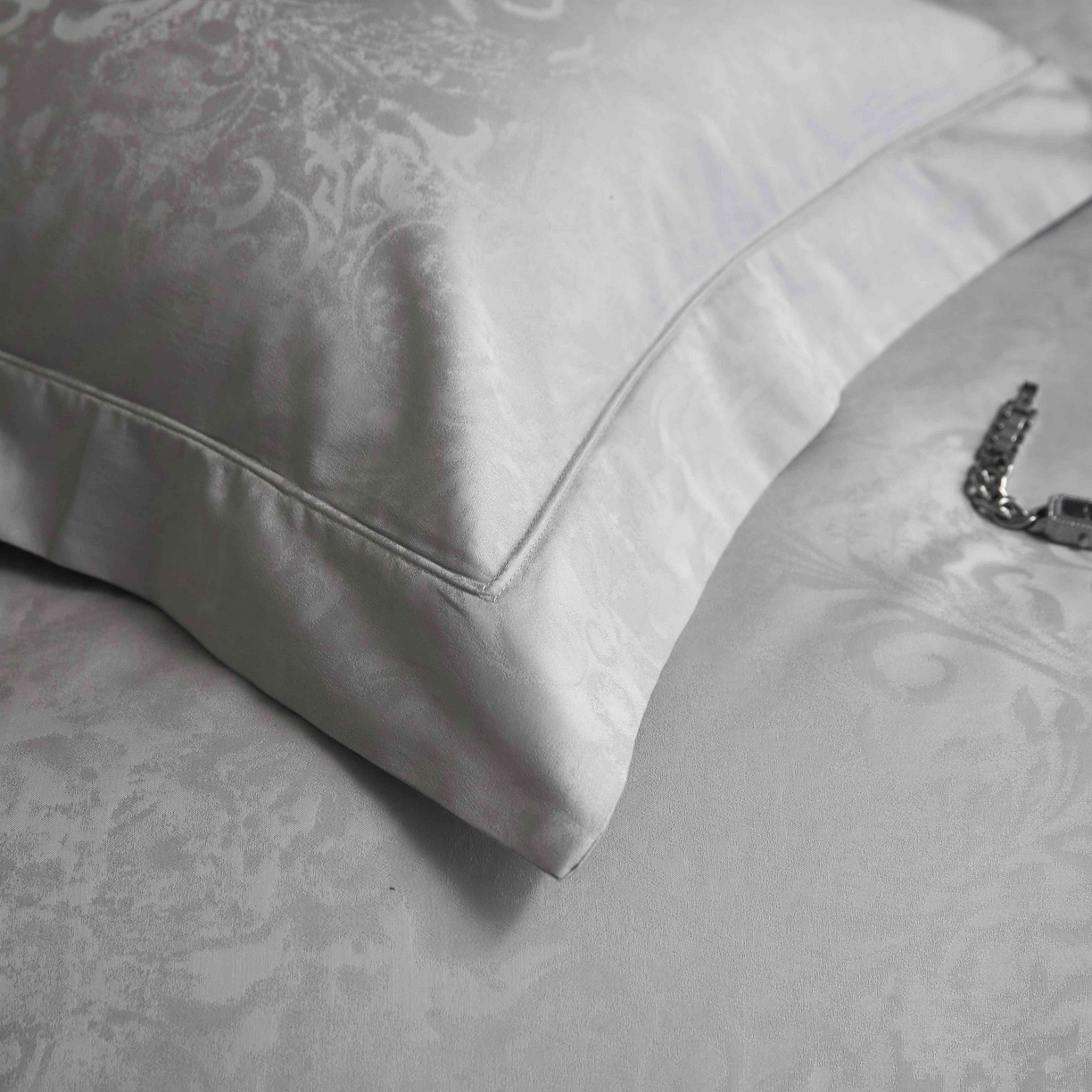 91家纺网 家纺一手货源 找家纺 榻尚家居 2025春夏新款长绒棉全棉纯棉贡缎提花手工立体埋绳工艺四件套 维卡（高级灰）