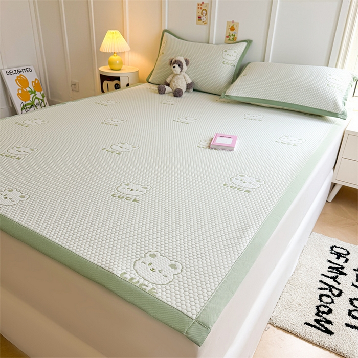 91家纺网 家纺一手货源 找家纺 喜居 2025新款LUCK小冰熊冰豆豆凉席 LUCK小冰熊-绿