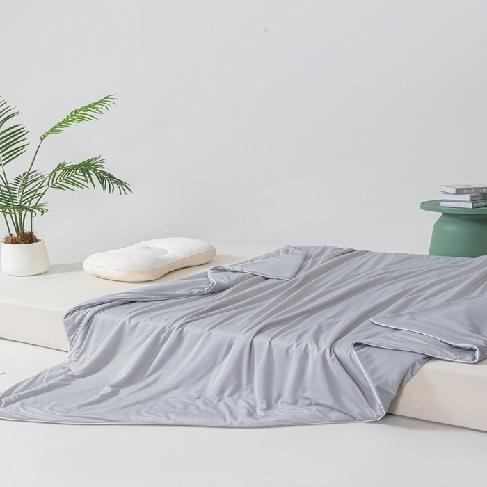 91家纺网 家纺一手货源 找家纺 鑫贝阳 2025春夏新款纯色双拼A类凉感丝夏凉被 高级灰