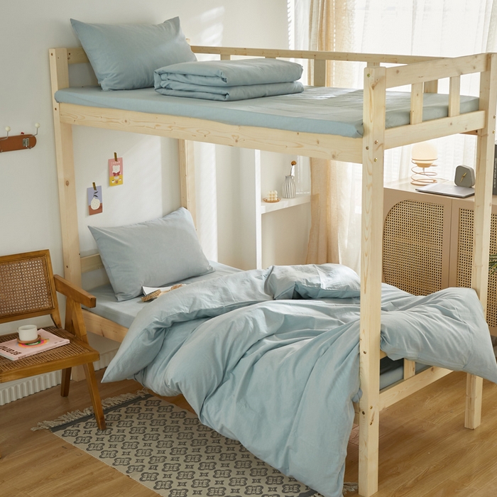 91家纺网 家纺一手货源 找家纺 水洗的故事 2025新款开学季色织水洗棉学生宿舍三件套 浅蓝素色