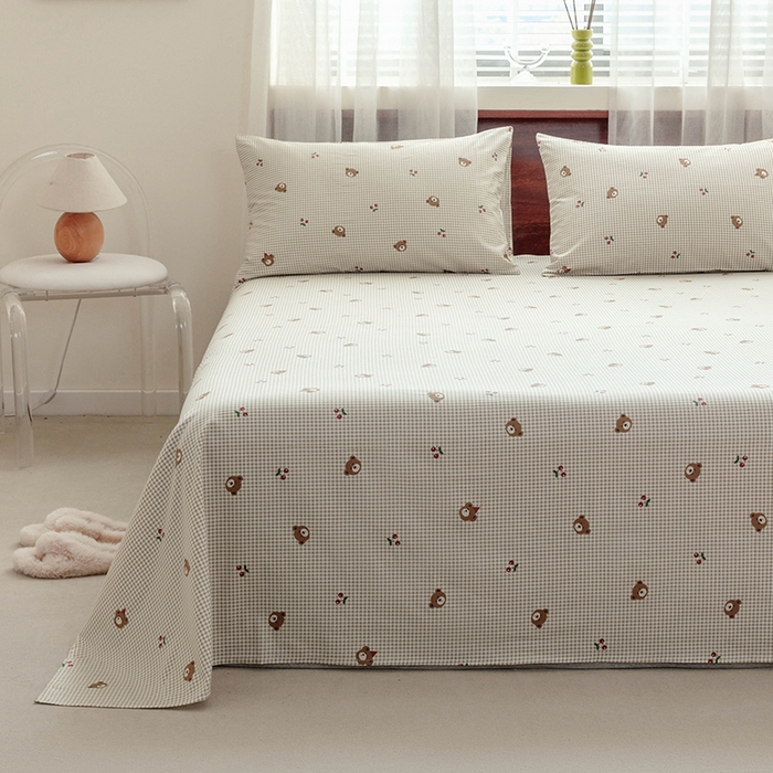 91家纺网 家纺一手货源 找家纺 绫韵 2025春夏新款ins清新卡通碎花全棉13372精梳纯棉单床单系列 小熊派