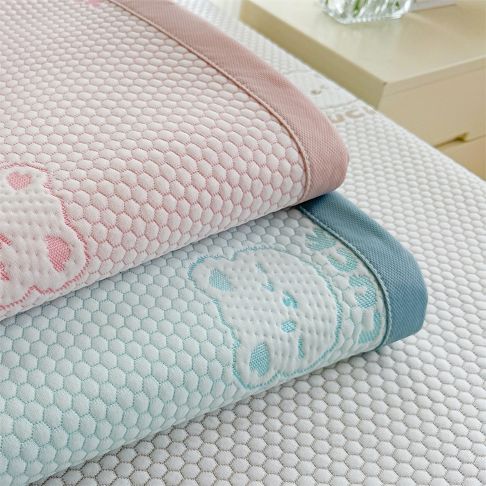 91家纺网 家纺一手货源 找家纺 喜居 2025新款LUCK小冰熊冰豆豆凉席 叠拍组合图仅供参考