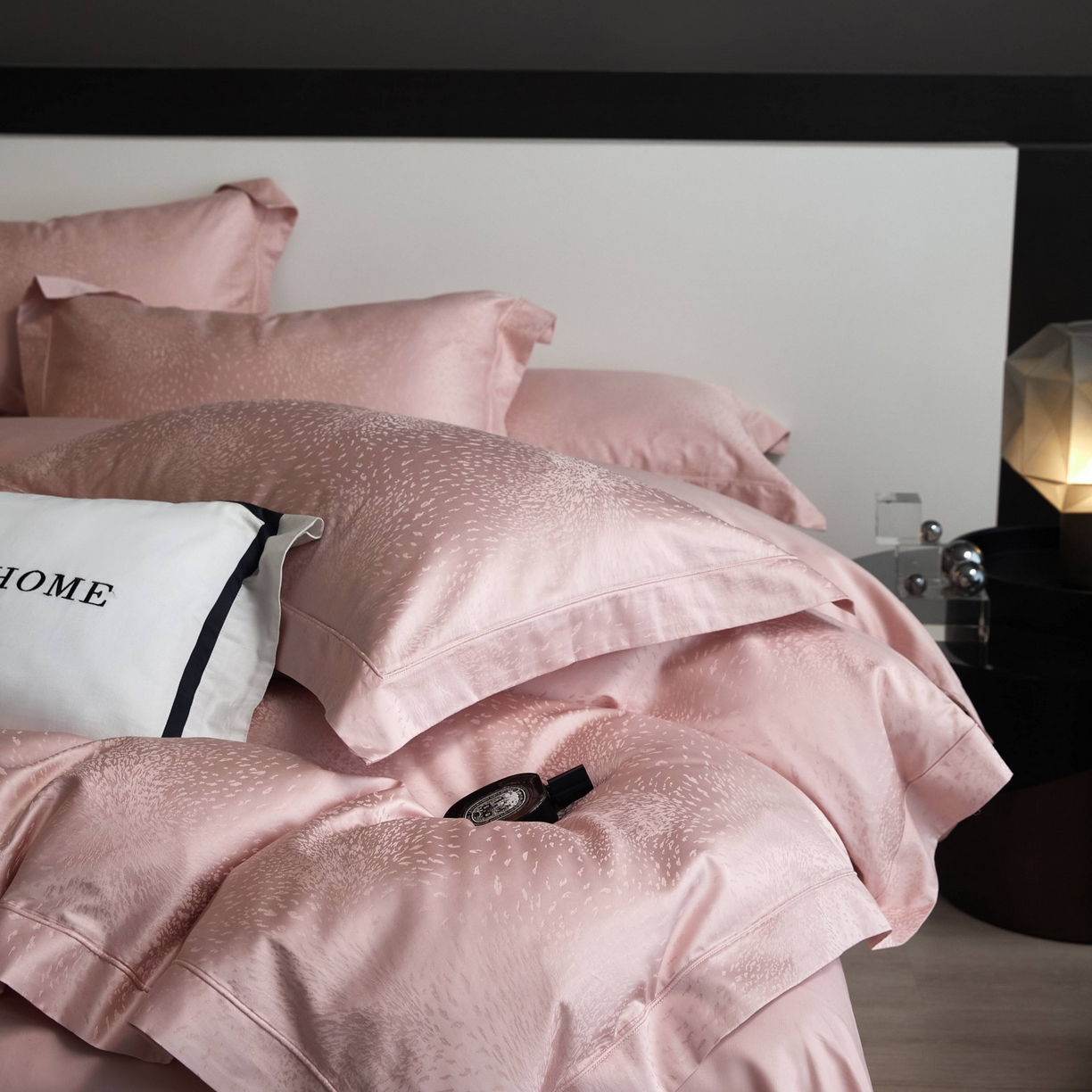 91家纺网 家纺一手货源 找家纺 榻尚家居 2025春夏新款长绒棉全棉纯棉贡缎提花手工立体埋绳工艺四件套 星耀（樱花粉）