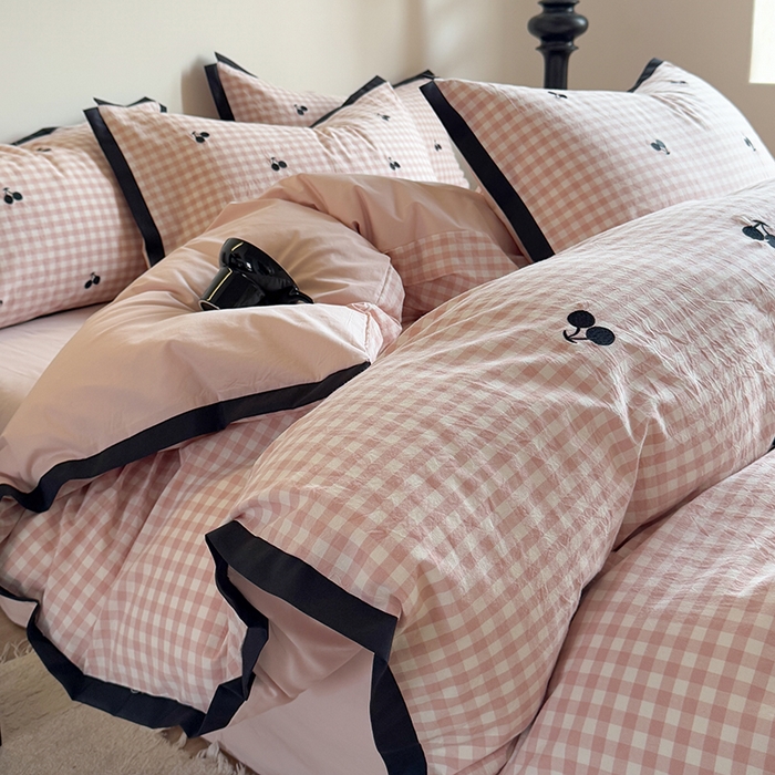 91家纺网 家纺一手货源 找家纺 优悦生活馆2025新款全棉纯棉水洗棉刺绣四件套 粉格-樱桃