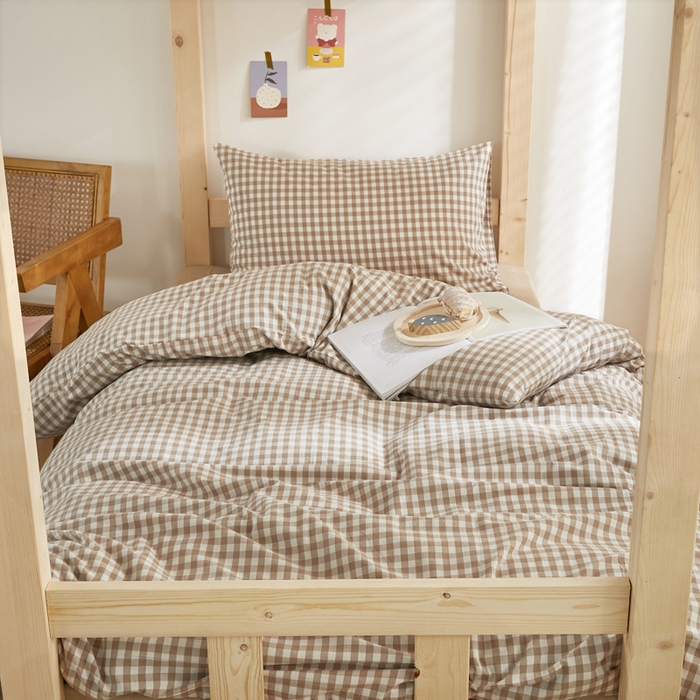 91家纺网 家纺一手货源 找家纺 水洗的故事 2025新款开学季色织水洗棉学生宿舍三件套 浅咖小格