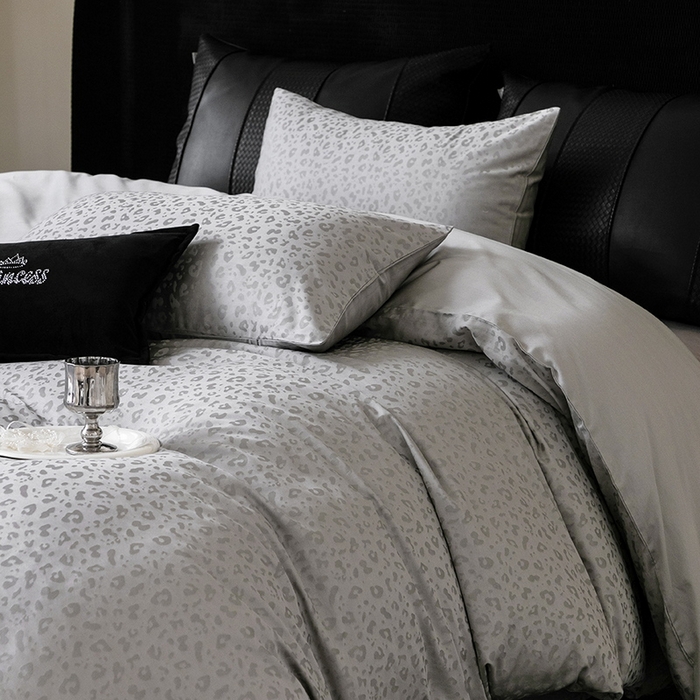 91家纺网 家纺一手货源 找家纺 立奥被业 2025新款60支全棉贡缎提花四件套 豹纹灰