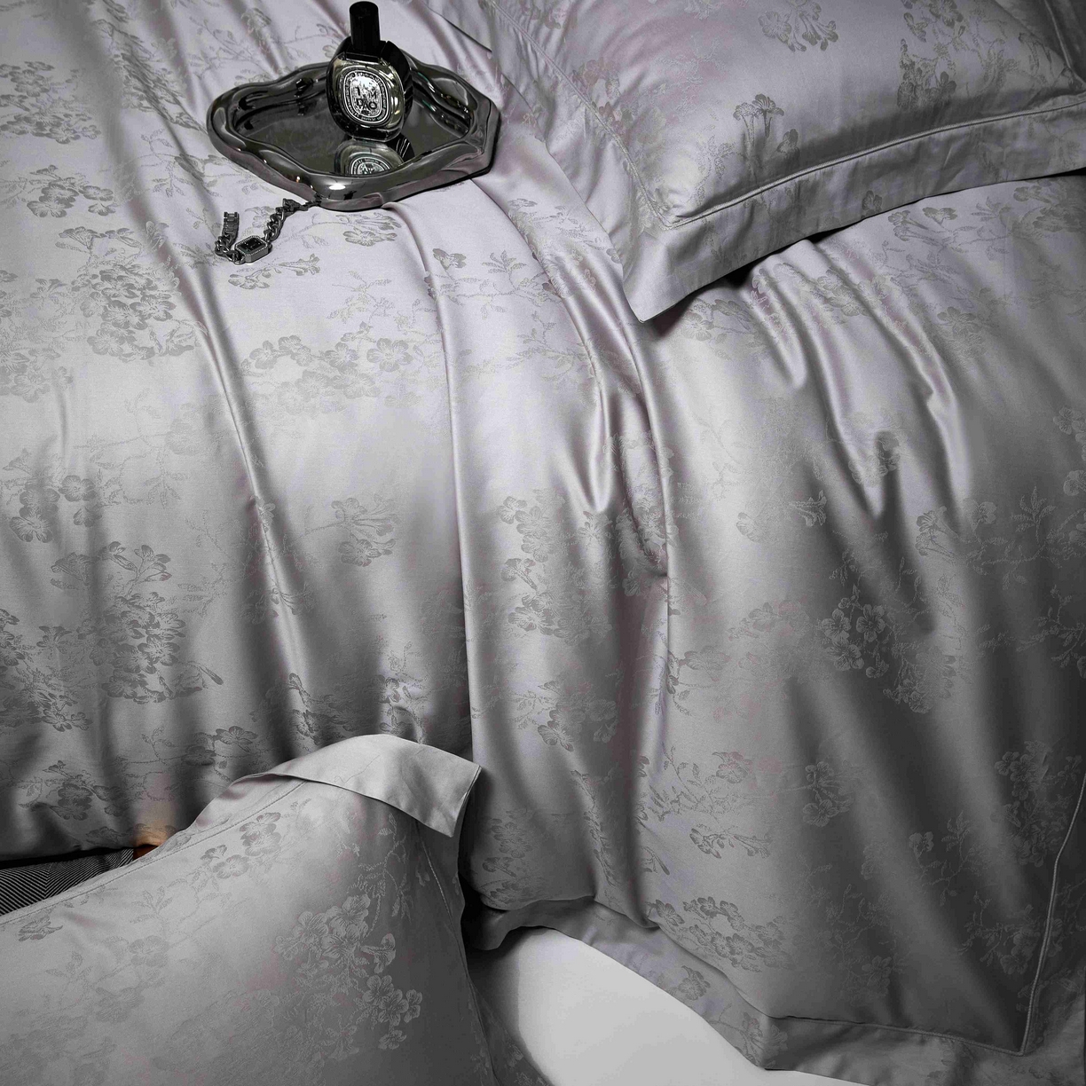 91家纺网 家纺一手货源 找家纺 榻尚家居 2025春夏新款长绒棉全棉纯棉贡缎提花手工立体埋绳工艺四件套 花香风呤-浅灰