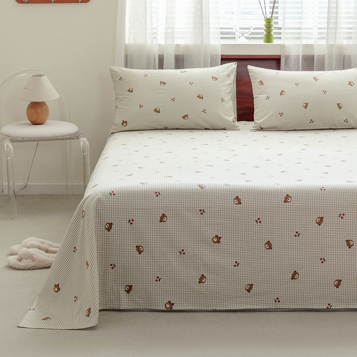 91家纺网 家纺一手货源 找家纺 绫韵 2025春夏新款ins清新卡通碎花全棉13372精梳纯棉单床单系列 小熊派