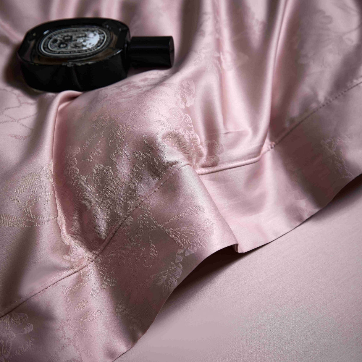 91家纺网 家纺一手货源 找家纺 榻尚家居 2025春夏新款长绒棉全棉纯棉贡缎提花手工立体埋绳工艺四件套 花香风呤-浅豆沙