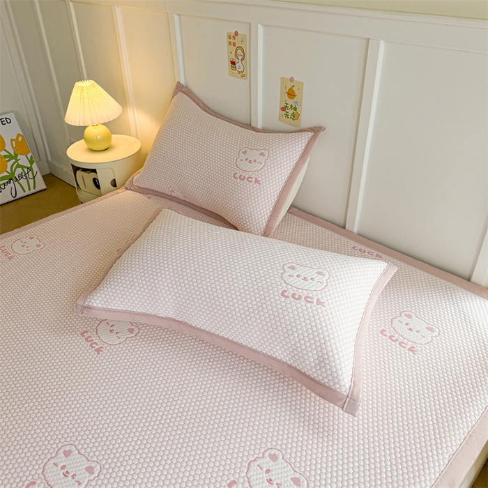 91家纺网 家纺一手货源 找家纺 喜居 2025新款LUCK小冰熊冰豆豆凉席 LUCK小冰熊-粉