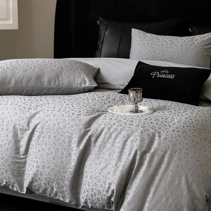 91家纺网 家纺一手货源 找家纺 立奥被业 2025新款60支全棉贡缎提花四件套 豹纹灰