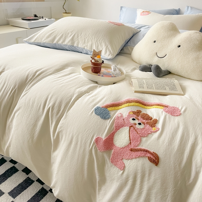 91家纺网 家纺一手货源 找家纺 宜家坊 2025新款卡通水洗棉毛巾绣四件套 彩虹龙-米白配浅蓝