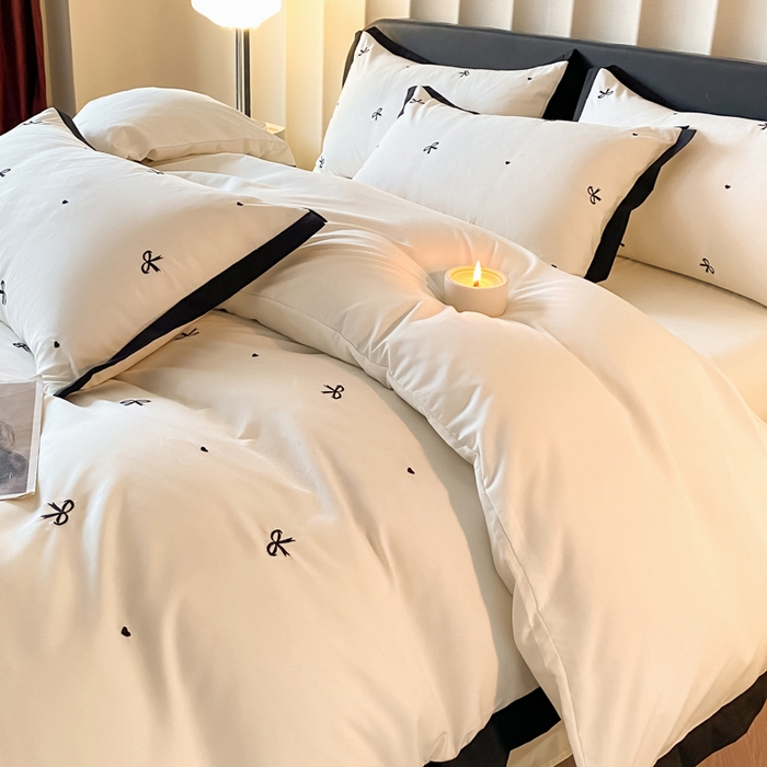 91家纺网 家纺一手货源 找家纺 米彩家纺 2025新款水洗磨毛四件套-蝴蝶结爱心系列 蝴蝶结奶昔白