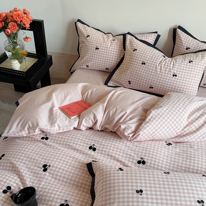91家纺网 家纺一手货源 找家纺 优悦生活馆2025新款全棉纯棉水洗棉刺绣四件套 粉格-樱桃