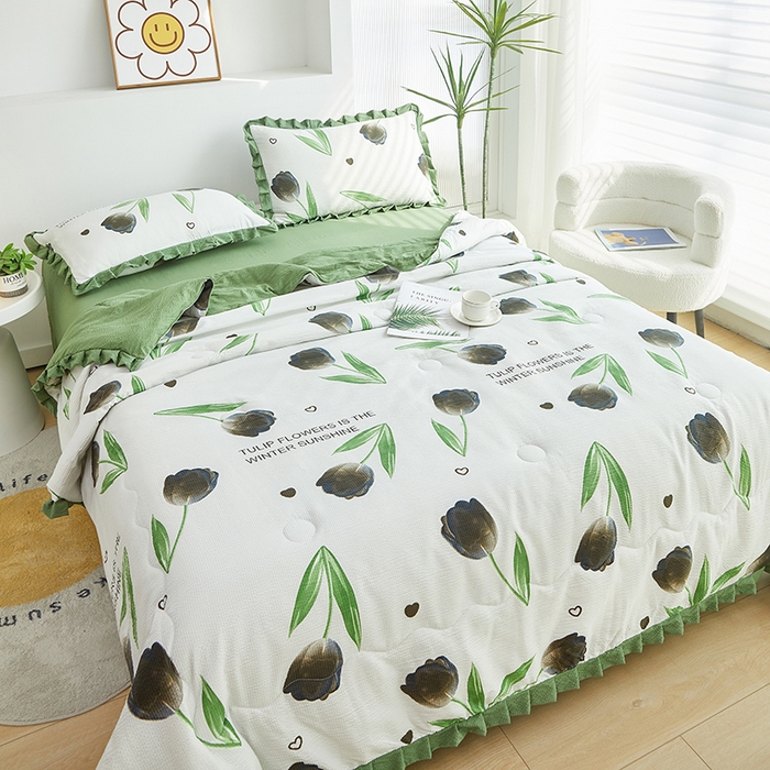 91家纺网 家纺一手货源 找家纺 品乐家纺 2025新款泡泡纱提花花边夏被四件套夏被空调被学生被 梦境花开