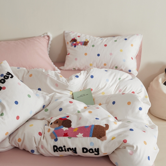 91家纺网 家纺一手货源 找家纺 怡家居 2025新款全棉双层纱可爱卡通毛巾绣四件套 点点小淘气