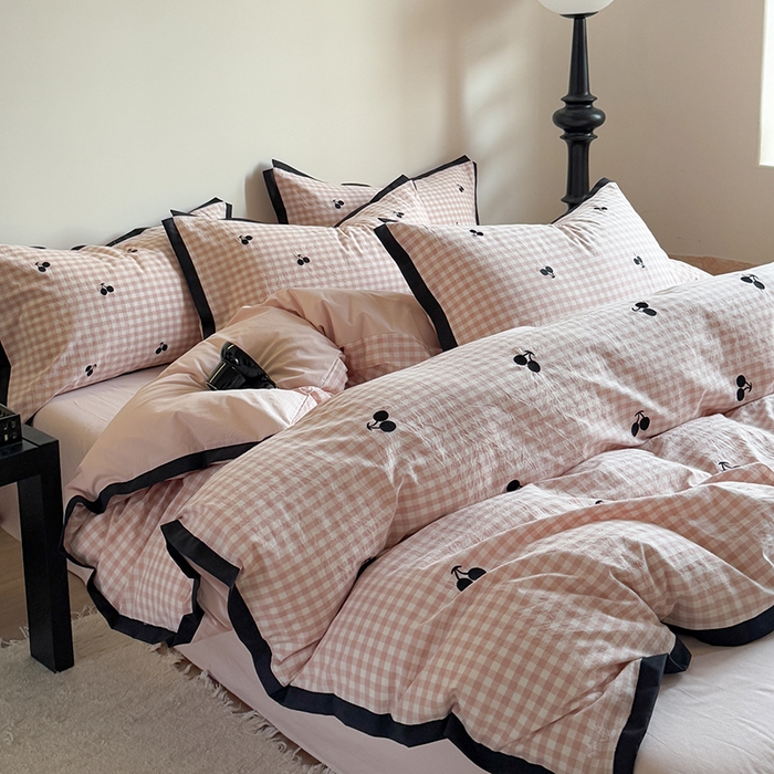 91家纺网 家纺一手货源 找家纺 优悦生活馆2025新款全棉纯棉水洗棉刺绣四件套 粉格-樱桃