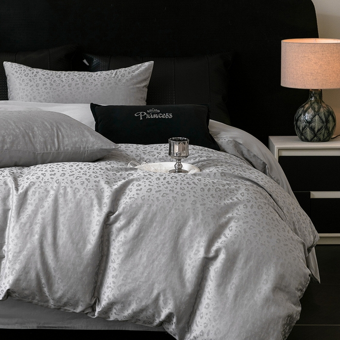 91家纺网 家纺一手货源 找家纺 立奥被业 2025新款60支全棉贡缎提花四件套 豹纹灰