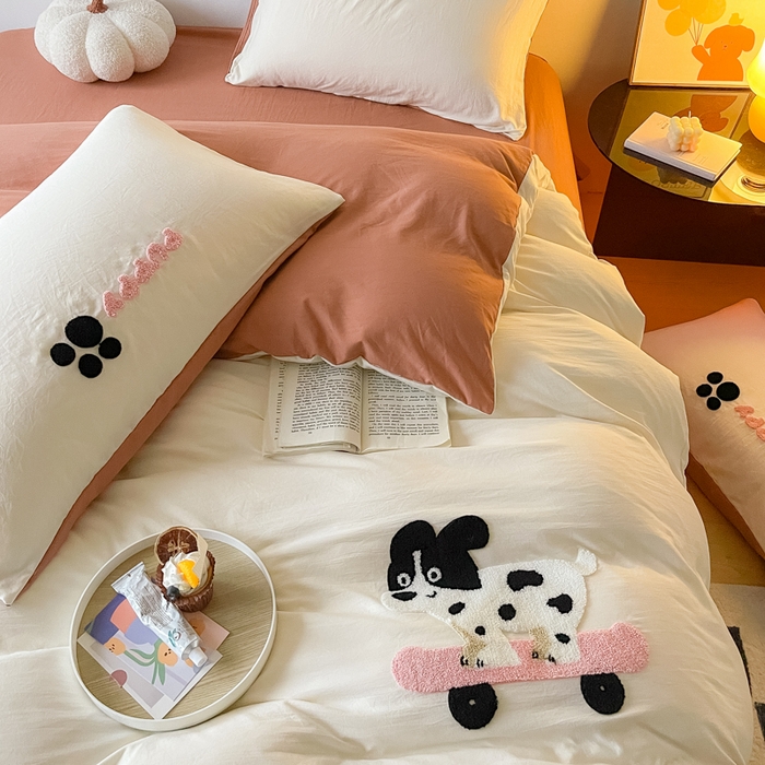 91家纺网 家纺一手货源 找家纺 宜家坊 2025新款卡通水洗棉毛巾绣四件套 滑板狗-米白配咖