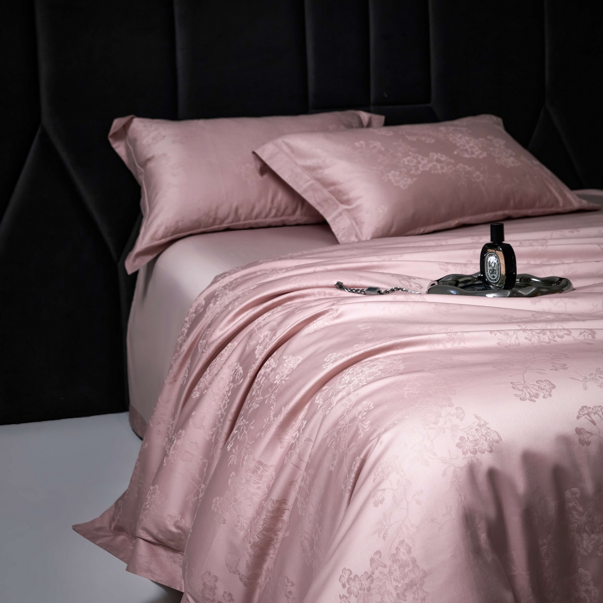 91家纺网 家纺一手货源 找家纺 榻尚家居 2025春夏新款长绒棉全棉纯棉贡缎提花手工立体埋绳工艺四件套 花香风呤-浅豆沙