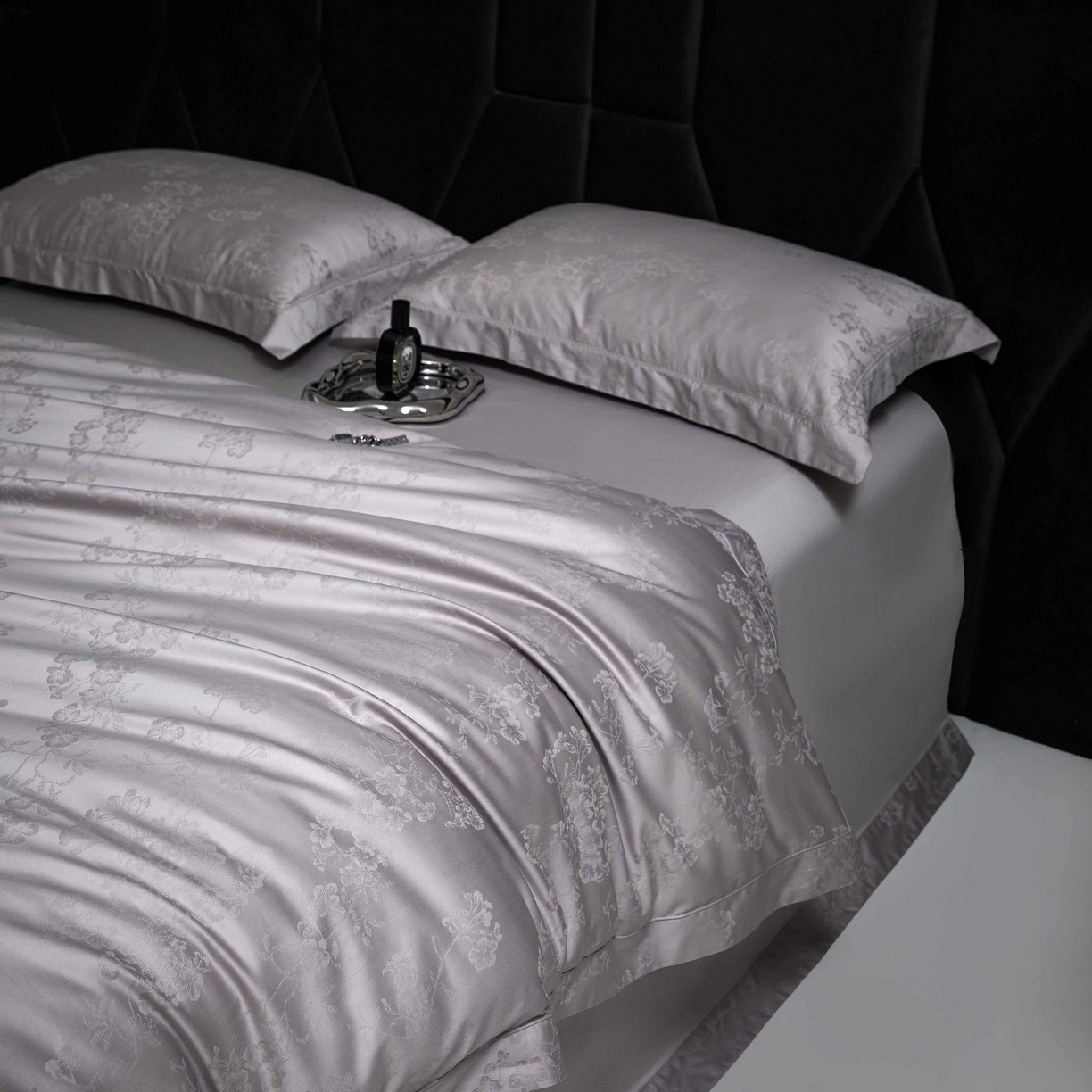 91家纺网 家纺一手货源 找家纺 榻尚家居 2025春夏新款长绒棉全棉纯棉贡缎提花手工立体埋绳工艺四件套 花香风呤-浅灰