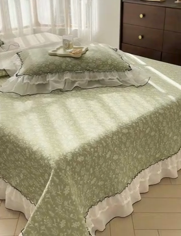 91家纺网 家纺一手货源 找家纺 金喜 2025新款韩版木棉印花小清新床盖双层蕾丝边夹棉床盖-小清新系列 绿风吟