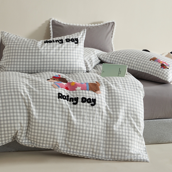 91家纺网 家纺一手货源 找家纺 怡家居 2025新款全棉双层纱可爱卡通毛巾绣四件套 灰格小淘气