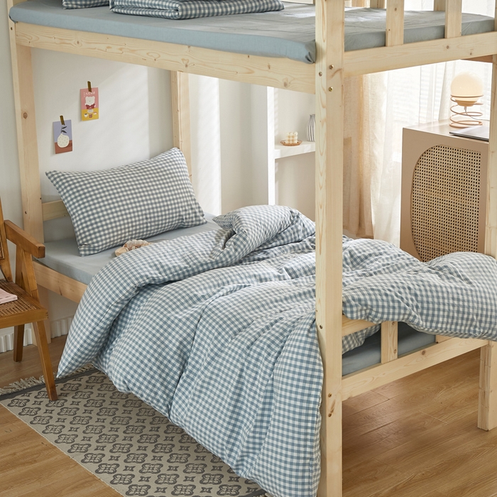 91家纺网 家纺一手货源 找家纺 水洗的故事 2025新款开学季色织水洗棉学生宿舍三件套 浅蓝小格