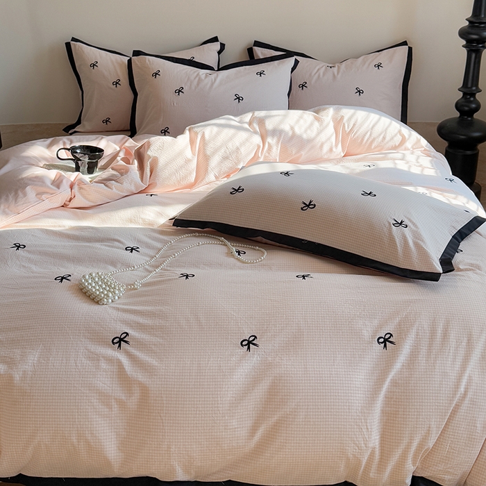 91家纺网 家纺一手货源 找家纺 优悦生活馆2025新款全棉纯棉水洗棉刺绣四件套 粉小格-蝴蝶结