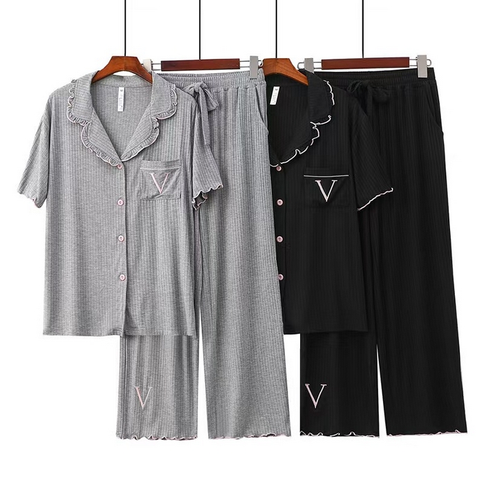 91家纺网 家纺一手货源 找家纺 洛兰沙家居馆【只代发】【只代发】 2025新款外贸欧美风8*5宽坑条莫代尔睡衣女春夏秋开衫翻领短袖长裤家居服 浅灰