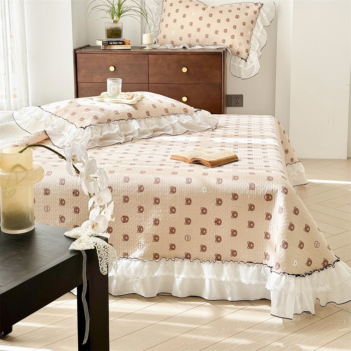 91家纺网 家纺一手货源 找家纺 金喜 2025新款韩版木棉印花小清新床盖双层蕾丝边夹棉床盖-小清新系列 熊小乖