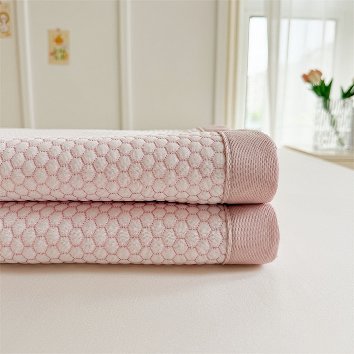 91家纺网 家纺一手货源 找家纺 喜居 2025新款LUCK小冰熊冰豆豆凉席 LUCK小冰熊-粉