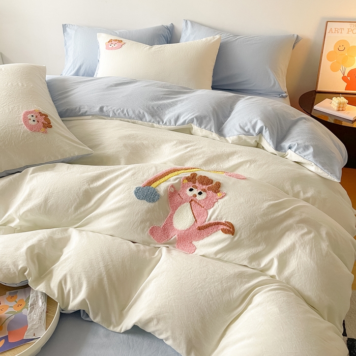 91家纺网 家纺一手货源 找家纺 宜家坊 2025新款卡通水洗棉毛巾绣四件套 彩虹龙-米白配浅蓝