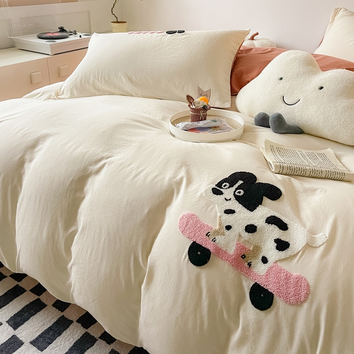 91家纺网 家纺一手货源 找家纺 宜家坊 2025新款卡通水洗棉毛巾绣四件套 滑板狗-米白配咖